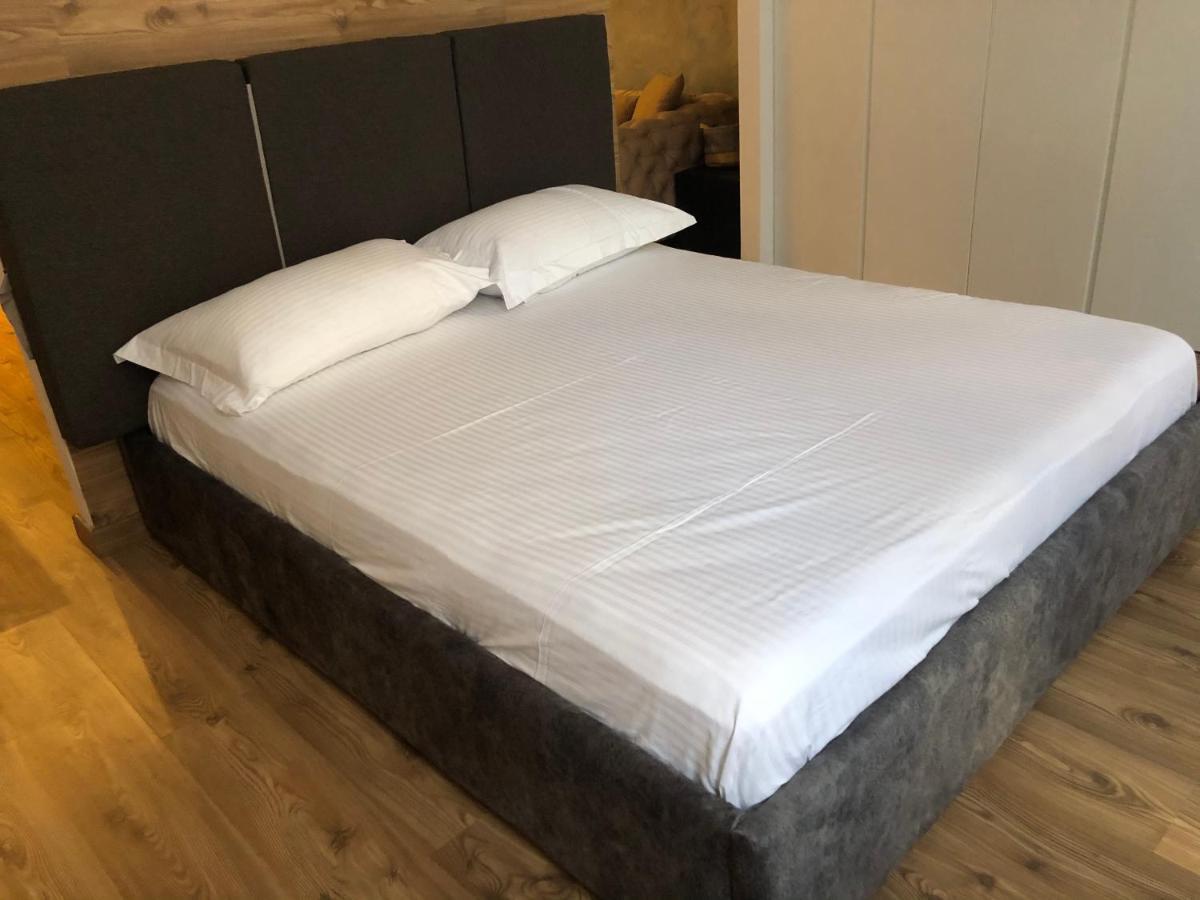 The Laurels - City Center Apartment Tirana Esterno foto